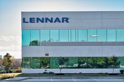 Is Lennar Stock Underperforming the S&P 500?